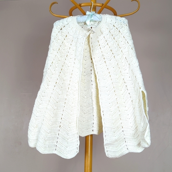 Vintage white hand crafted crochet cape - Picture 1 of 7
